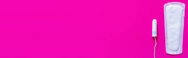 ylhäältä näkymä tamponi ja pehmeä pikkuhousut liner violetti tausta kopioi tilaa, banneri - Valokuva, kuva
