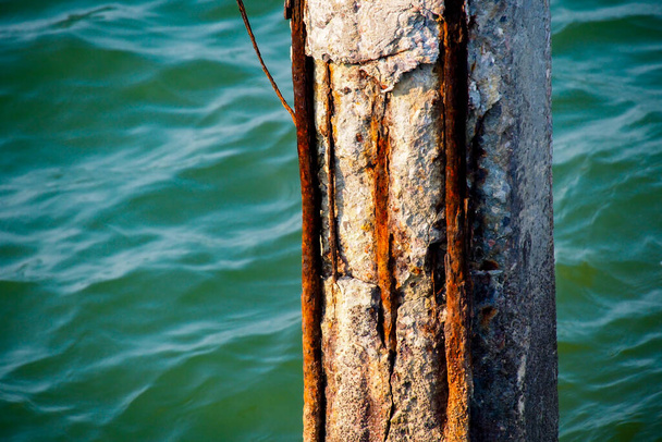 Colonnes qui avaient été exposées à l'eau de mer acier érodé et rouillé. - Photo, image