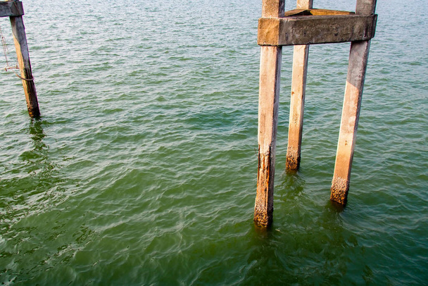 Kolonnen, die Meerwasser ausgesetzt waren, erodierten und rosteten Stahl. - Foto, Bild