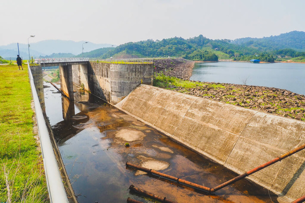 Kurak mevsimde büyük barajların drenaj kanalları. Su kıtlığı. su kaynağı yönetimi kavramı - Fotoğraf, Görsel