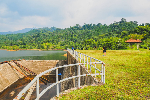 Kurak mevsimde büyük barajların drenaj kanalları. Su kıtlığı. su kaynağı yönetimi kavramı - Fotoğraf, Görsel