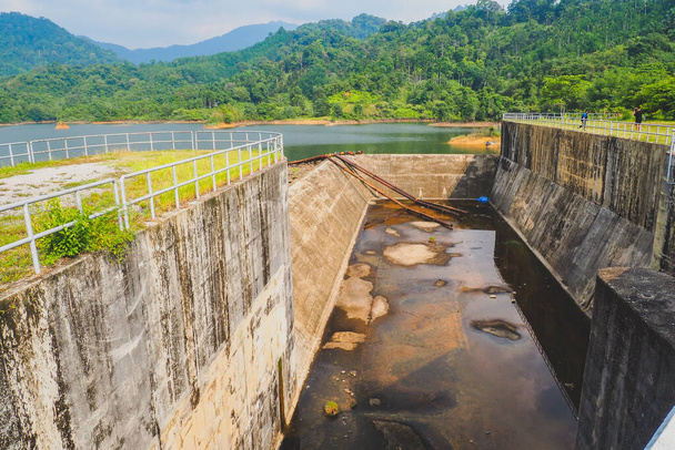Entwässerungskanäle großer Staudämme in der Trockenzeit Der Wassermangel. Wasserressourcenmanagementkonzept - Foto, Bild