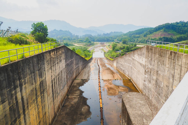 Canales de drenaje de grandes presas en estación seca La escasez de agua. concepto de gestión de recursos hídricos - Foto, Imagen