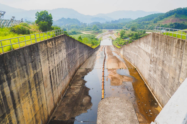 Entwässerungskanäle großer Staudämme in der Trockenzeit Der Wassermangel. Wasserressourcenmanagementkonzept - Foto, Bild