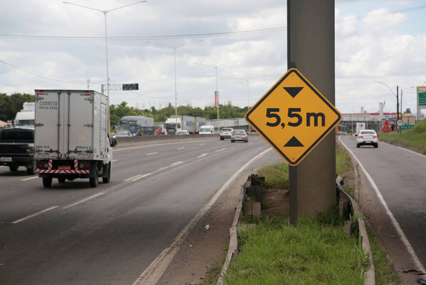salvador, bahia, Brasile - 11 aprile 2022: cartello stradale indica un limite massimo di altezza di 5 metri e 50 centimetri per il transito sull'autostrada BR 324. - Foto, immagini