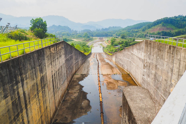Canales de drenaje de grandes presas en estación seca La escasez de agua. concepto de gestión de recursos hídricos - Foto, Imagen