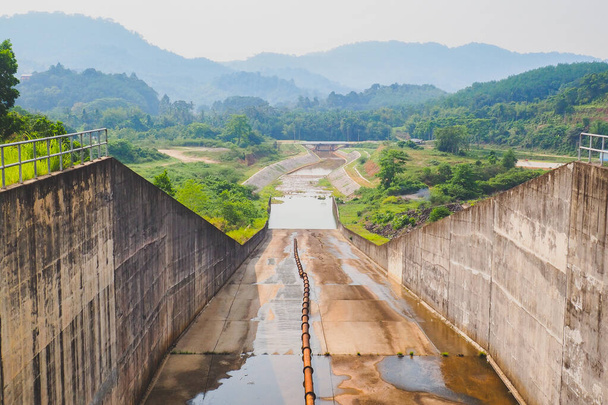 Дренажные каналы больших плотин в сухой сезон Нехватка воды. концепция управления водными ресурсами - Фото, изображение