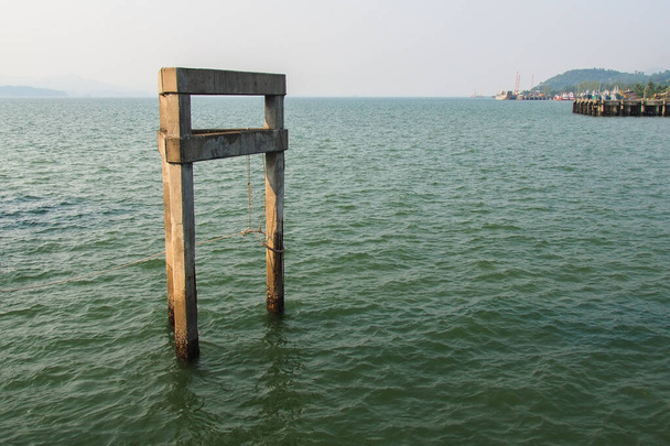 Colunas que tinham sido expostas à água do mar erodida e aço enferrujado. - Foto, Imagem