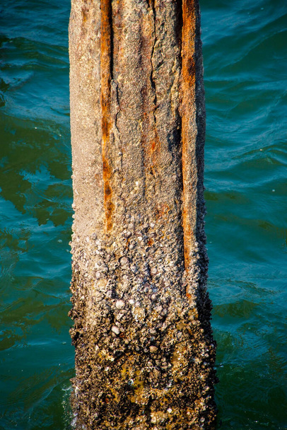 Colonnes qui avaient été exposées à l'eau de mer acier érodé et rouillé. - Photo, image