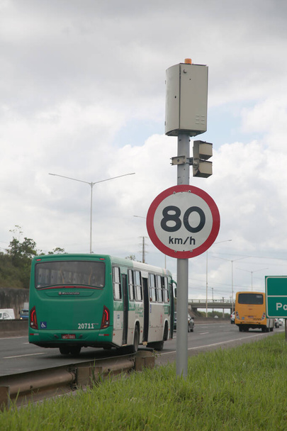 salvador, bahia, Brasil - 11 de abril de 2022: radar para control de velocidad de vehículos en la carretera BR 324 en la ciudad de Salvador, - Foto, imagen
