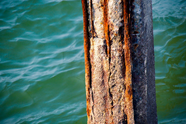 Columnas que habían sido expuestas al agua de mar erosionada y al acero oxidado. - Foto, Imagen