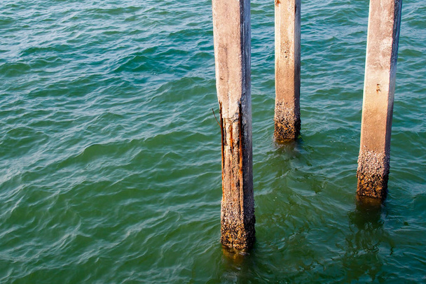 海水で浸食され錆びた鋼にさらされた柱. - 写真・画像