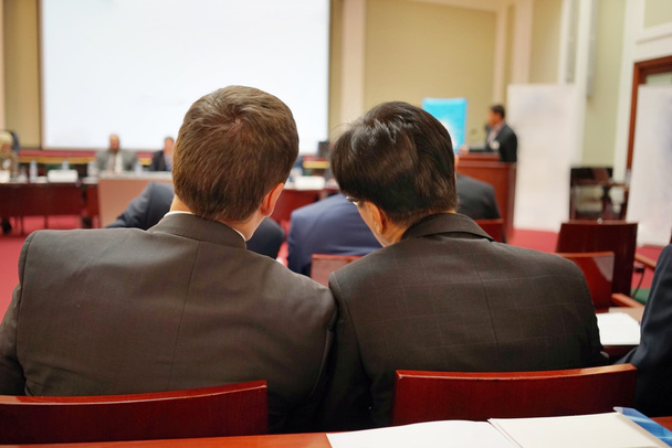 Люди, сидящие сзади на деловой конференции
 - Фото, изображение