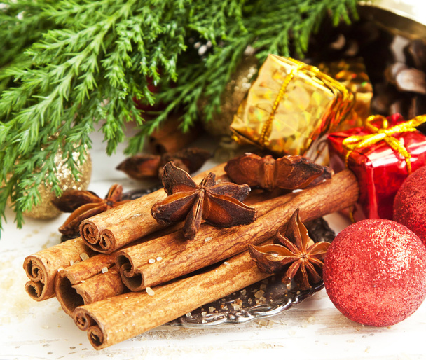Специи корицы и анисе с рождественским украшением и елкой
 - Фото, изображение