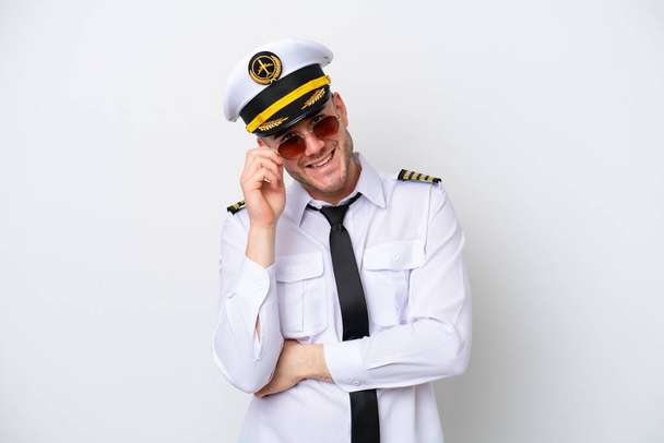 Repülőgép kaukázusi pilóta elszigetelt fehér háttér szemüveggel és boldog - Fotó, kép