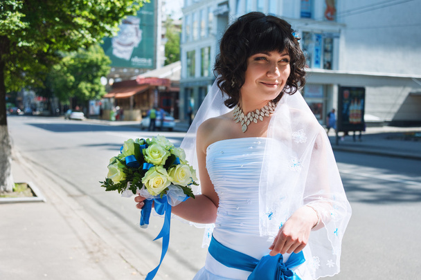 Bride at wedding Day walking Outdoors. Happy woman with bouquet - Valokuva, kuva