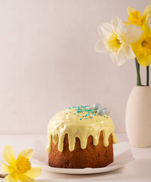 sárga húsvéti torta függőleges háttér ünnepli természet virágok - Fotó, kép