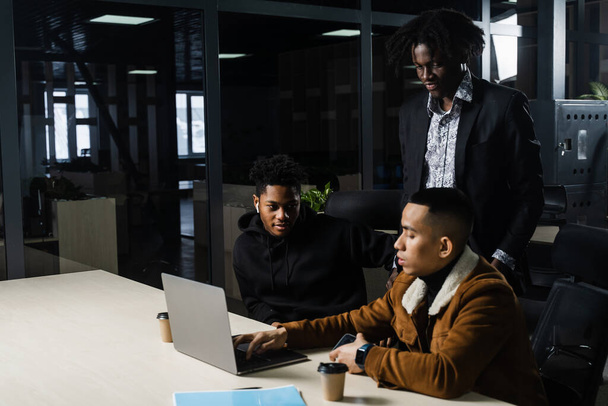 Gruppo multinazionale di colleghi che lavorano online sul progetto in sala riunioni. nero africano business uomo e asiatico lavoro in team insieme - Foto, immagini