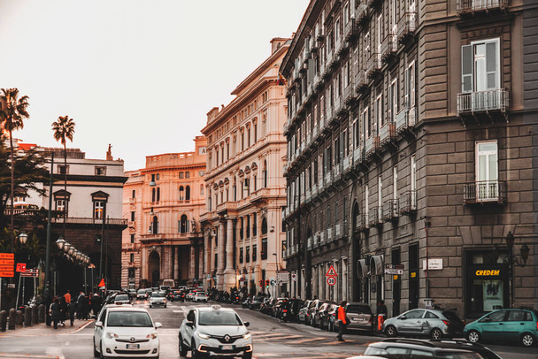 Nápoles, Italia - 8 de abril de 2022: Arquitectura genérica y vista a la calle en el centro de Nápoles, Campania, Italia. - Foto, Imagen