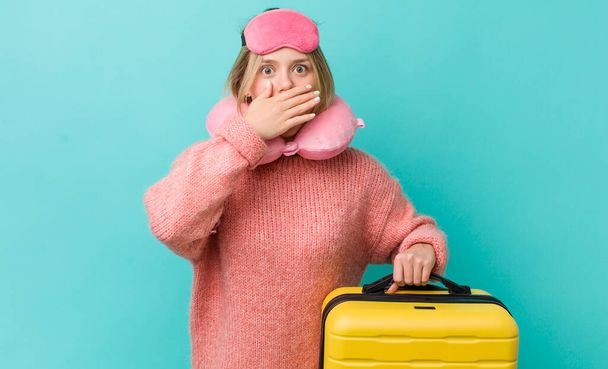 pretty blonde woman covering mouth with hands with a shocked. flight passenger concept - Photo, image