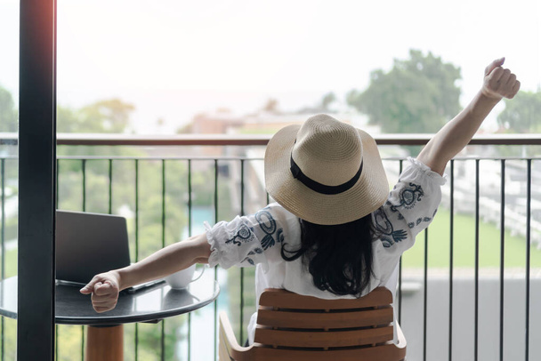 Egyszerű életmód kikapcsolódás ázsiai dolgozó üzletasszony egészséges életmód vegye könnyedén lustán pihen a kényelem hotel vagy otthon nappali, amelynek szabadidejét a munka és a magánélet egyensúlyát - Fotó, kép