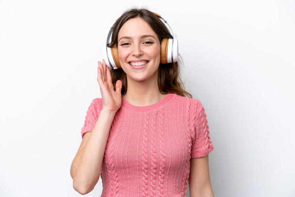 Giovane donna caucasica isolata su sfondo bianco ascoltare musica - Foto, immagini