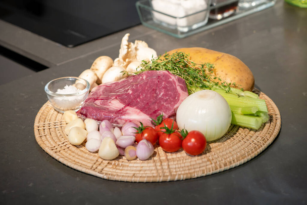fechar até Ingredientes crus para bife de carne e menu de molho de cogumelos na placa de vime círculo. - Foto, Imagem