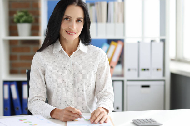 Женщина-консультант на рабочем месте в офисе - Фото, изображение