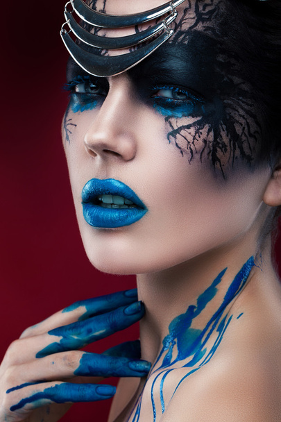 Mysterious woman with black make-up - Foto, Imagen
