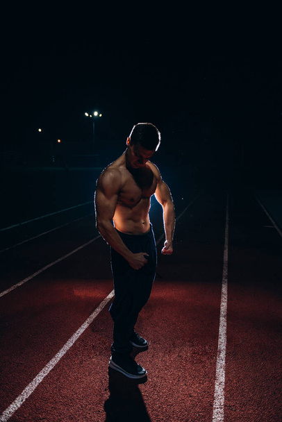 atleta ucraniano levantador de pesas deportista calle parque infantil corredor - Foto, imagen