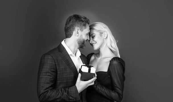 happy valentines day. be my valentine. man and woman on romantic date. propose and engagement. guy hold gift box. relationship. girl hug boyfriend. wedding anniversary present. couple in love - Foto, Bild