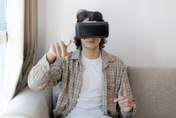 Der Mann mit der Virtual-Reality-Brille spielt ein 3D-Spiel mit Spannung, Der Mann mit der Virtual-Reality-Brille, VR, Zukunftsspiele, Gadgets, Technologie, weißer Hintergrund - Foto, Bild