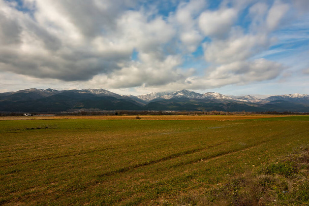 ландшафтное фото с полями далеко гора и прекрасная облачная погода - Фото, изображение