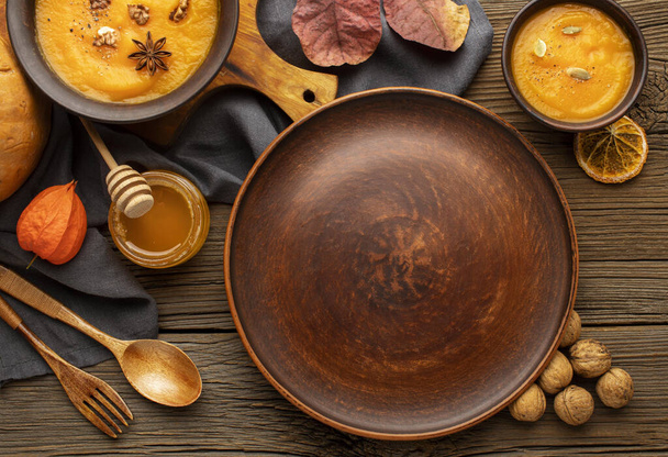 honey and spices on a wooden background. top view. - Foto, imagen