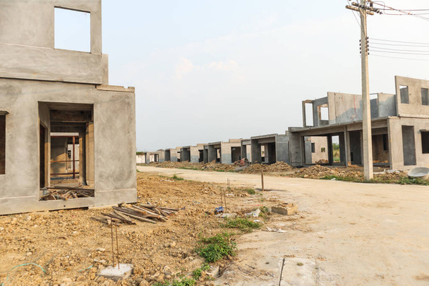 Bau eines neuen Wohnhauses aus Fertigungsanlage auf Baustelle im Gange - Foto, Bild