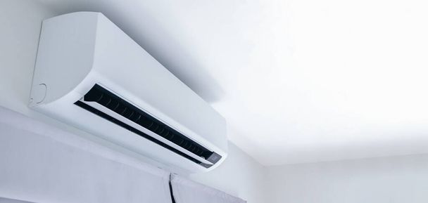 Airconditioner op witte muur kamer interieur achtergrond - Foto, afbeelding