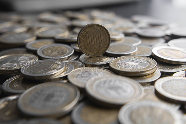 Σωρός κολομβιανών νομισμάτων 500 και 1000 ονομαστικών αξιών σε ξύλινο φόντο. Ιδανικό για την οικονομία, τα χρήματα, τις τράπεζες, εκτός από τα χρήματα και τη χρηματοδότηση. - Φωτογραφία, εικόνα
