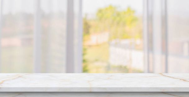 Piano tavolo vuoto in marmo con sfocatura finestra tenda sfondo - Foto, immagini