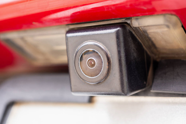 Punainen auton peruutuskamera lähikuva pysäköintiapua varten - Valokuva, kuva
