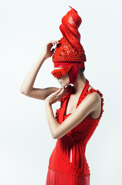 Donna in abbigliamento creativo rosso
 - Foto, immagini