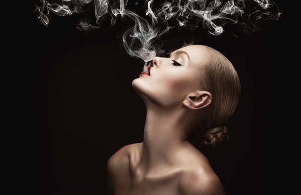 Woman with creative smoke - Foto, Bild