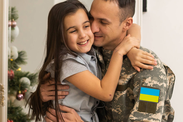 Щасливий український солдат у військовій, весела дочка, українські ветерани Російсько-Українського Дня Незалежності - Фото, зображення