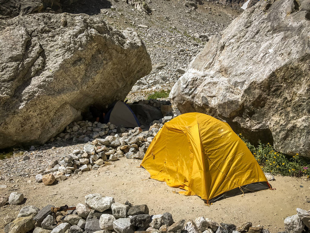 Жовтий рюкзак намет в горах
 - Фото, зображення