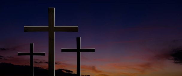 Keresztre feszítés, Jézus Krisztus., három kereszt sziluettje a hegyen a naplemente - Fotó, kép