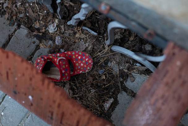 Scarpe per bambini in rappresentanza delle vittime civili in una zona di guerra attiva - Foto, immagini