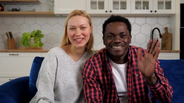 Webcam lächelndes multiethnisches Paar grüßt online im Gespräch mit Freunden Videoanruf - Filmmaterial, Video