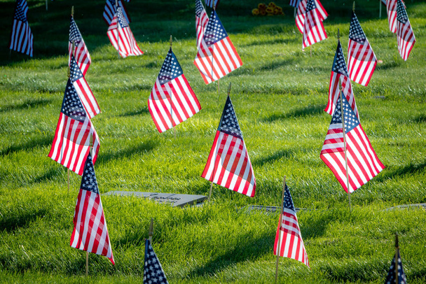Στρατιωτικές επιτύμβιες στήλες προς τιμήν των ενόπλων δυνάμεων, διακοσμημένες με αμερικανικές σημαίες για την Ημέρα Μνήμης - Φωτογραφία, εικόνα