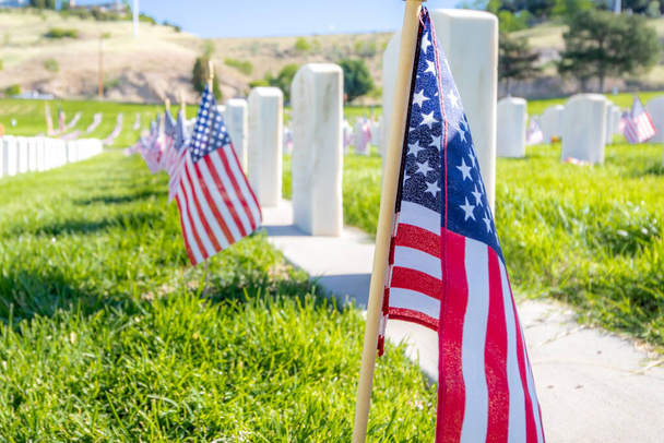 Pierres tombales militaires honorant les militaires des forces armées décorées de drapeaux américains pour le Jour du Souvenir - Photo, image