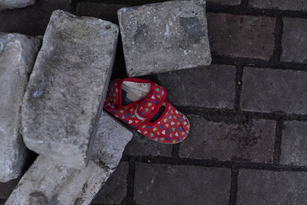 Дитяче взуття про жертви серед цивільного населення у зоні активної війни
 - Фото, зображення
