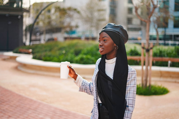 Fröhliche schwarze Dame mit Imbissgetränk im Park - Foto, Bild